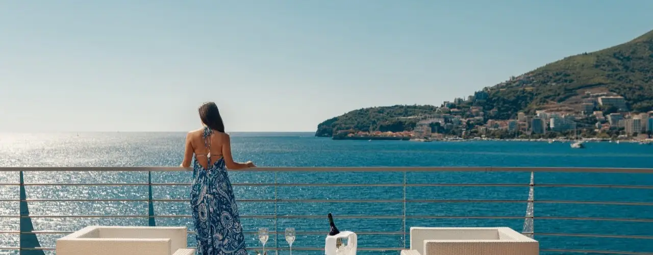 Karadağ’da Konaklama Rehberi: Körfez Otelleri, Sahil Tatil Köyleri, Dağ Evleri