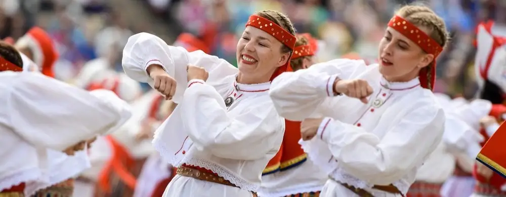 Estonya Kültürü ve Gelenekleri: Orman Ritüelleri, Halk Dansları ve Minimalist Yaşam