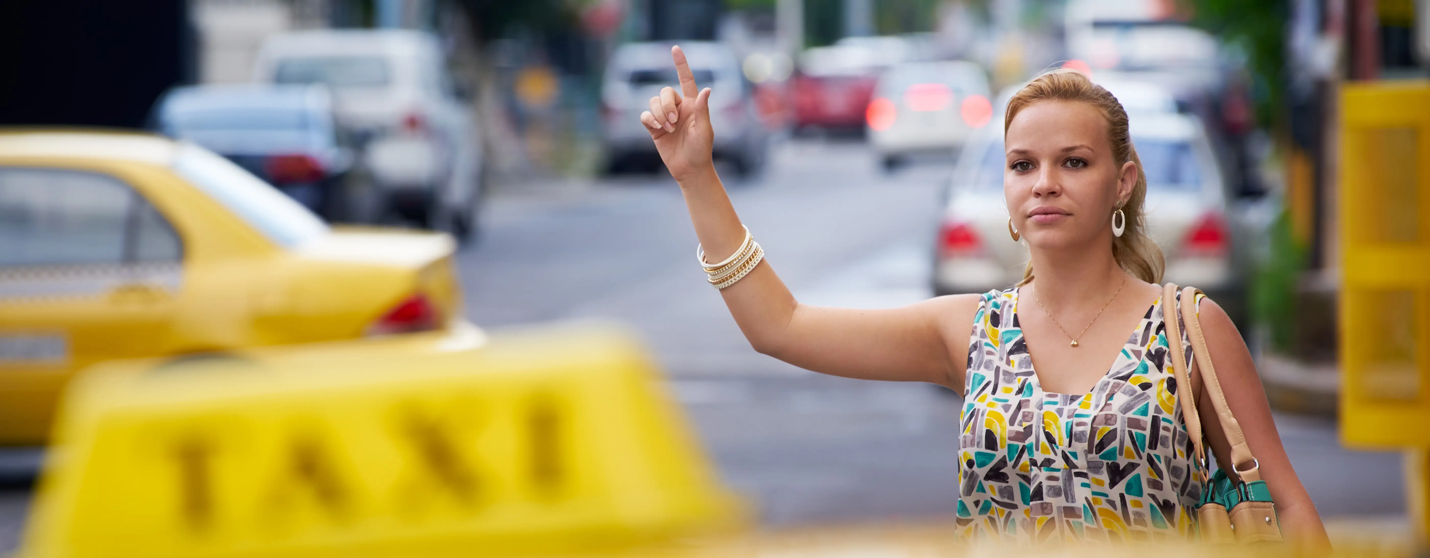 Arnavutluk’ta Ulaşım: Şehirler Arası Otobüsler, Taksi, Kiralık Araç