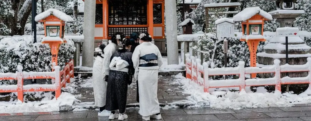 Japonya’da Kış Mevsimi Nasıl? Kar, Soğuk, Işıklar ve Festivaller