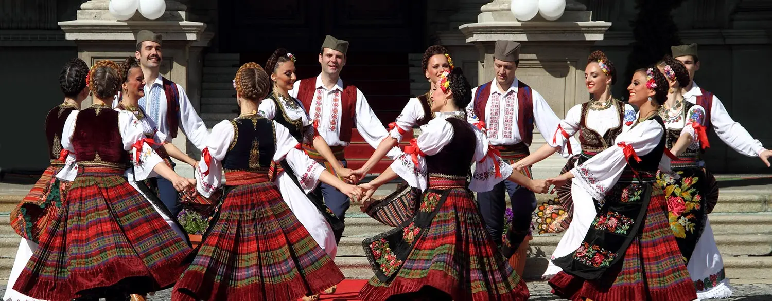 Sırp Kültürü ve Gelenekleri: Müzik, Dans ve Balkan Misafirperverliği