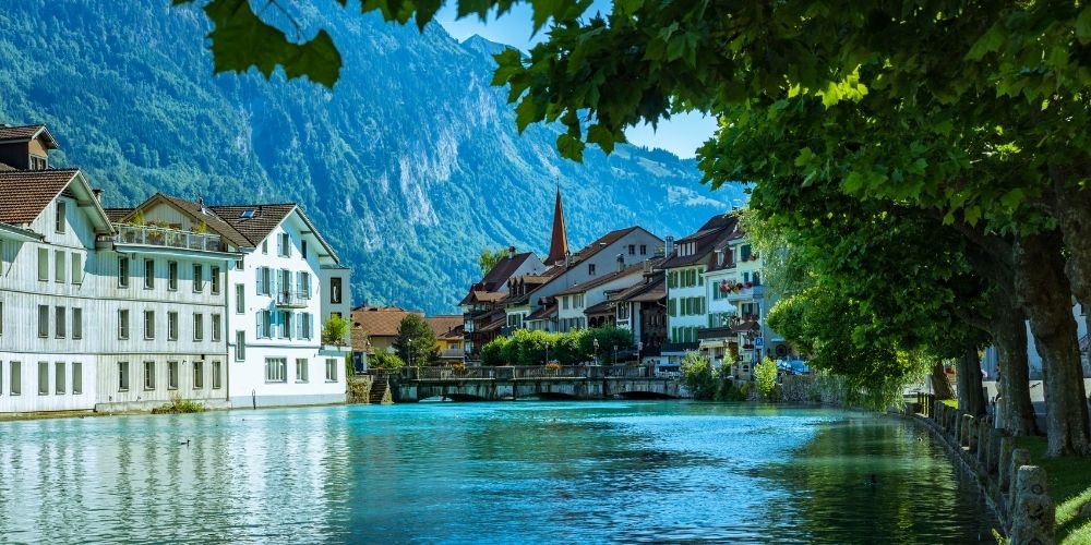 İsviçre Alplerinde Büyüleyici Bir Interlaken Kasabası Gezisi 